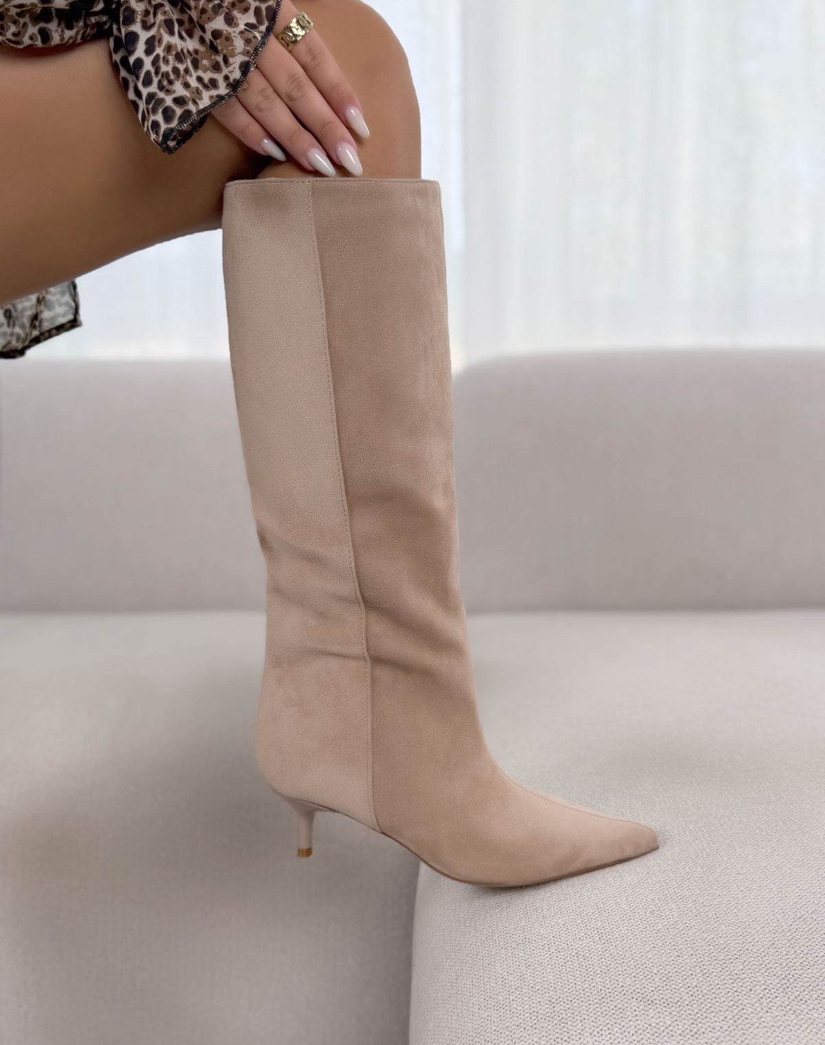 Bottes femme beige élégantes en suédine à bout pointu et petit talon