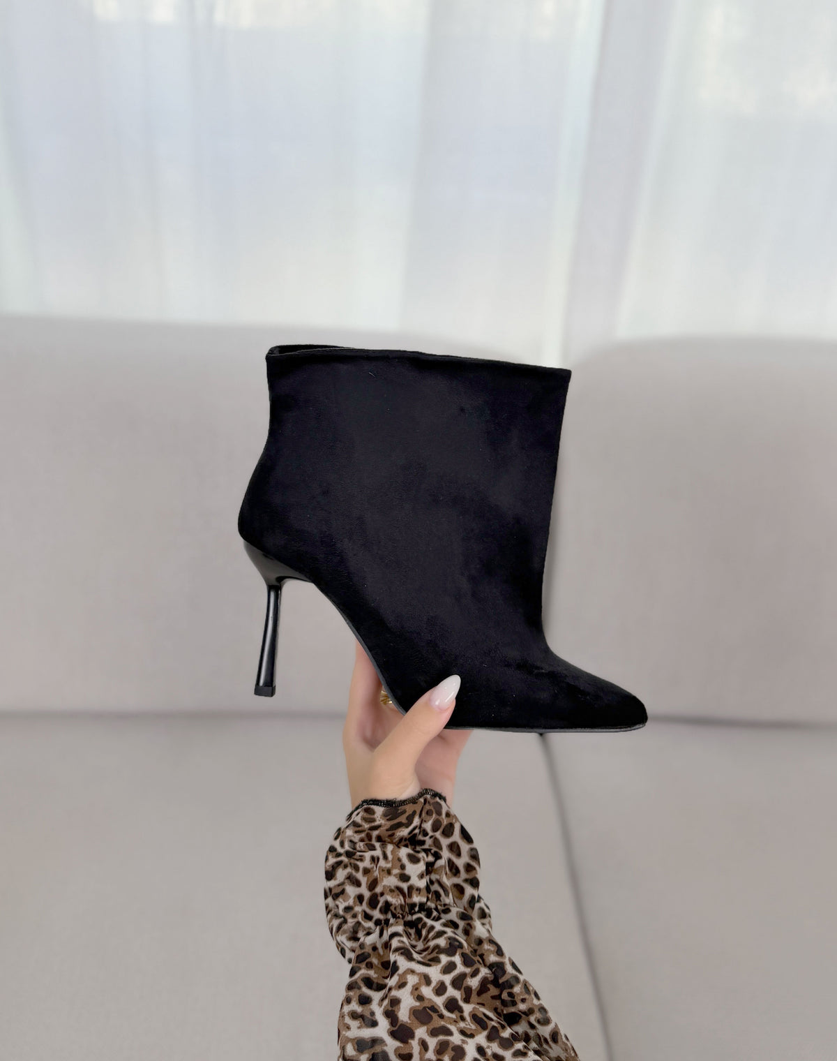 Bottines femme noires élégantes en suédine à talon aiguille et bout pointu