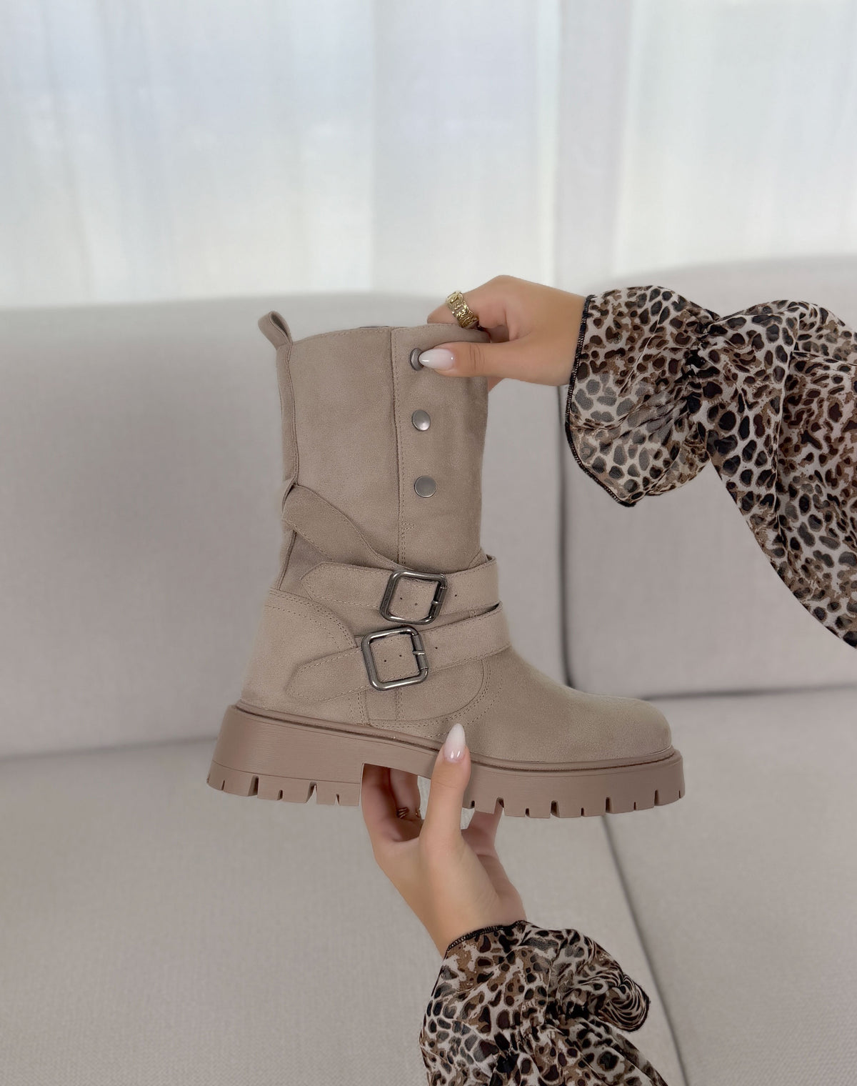 Bottines femme beige tendance en suédine à boucles et semelle crantée