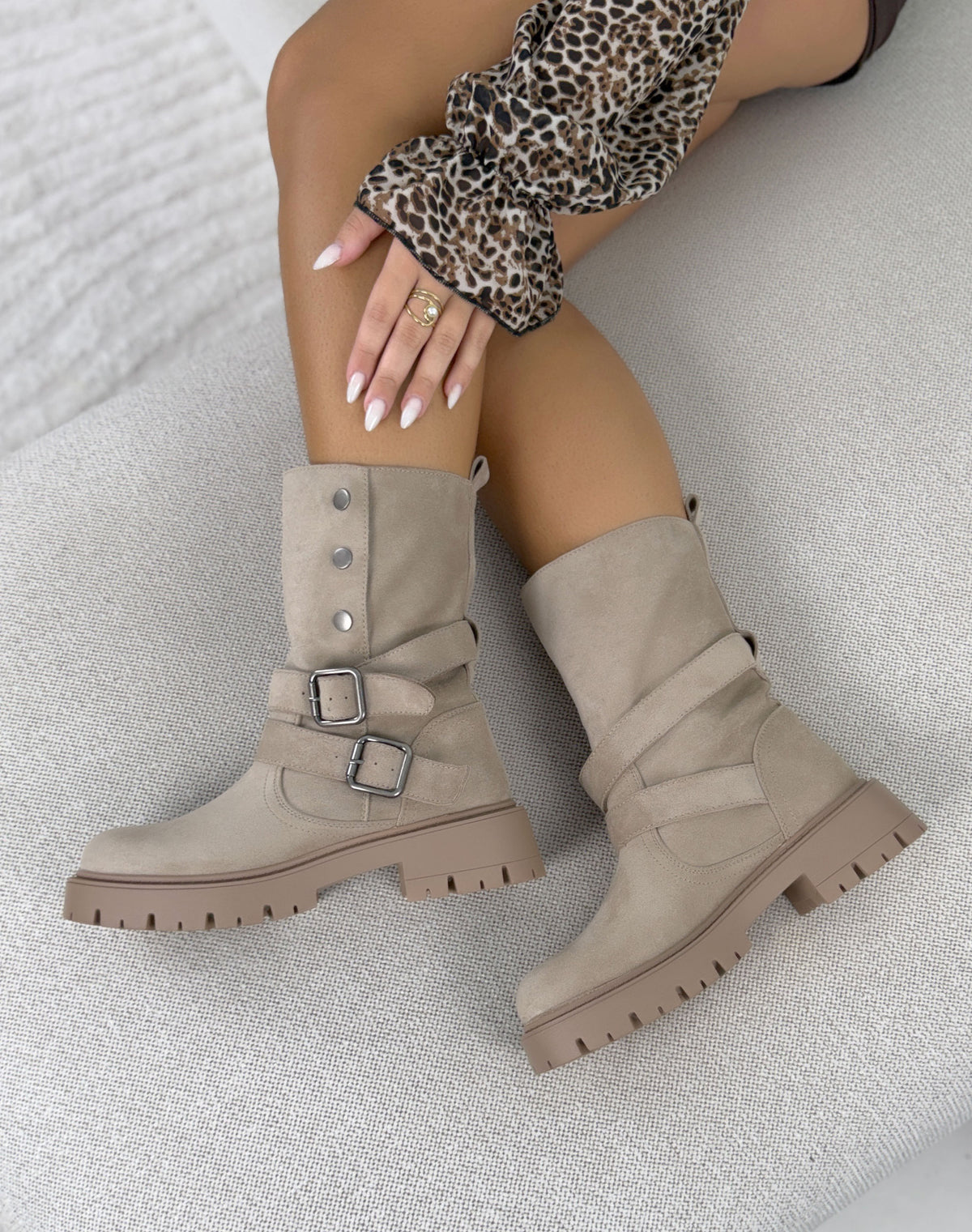 Bottines femme beige tendance en suédine à boucles et semelle crantée