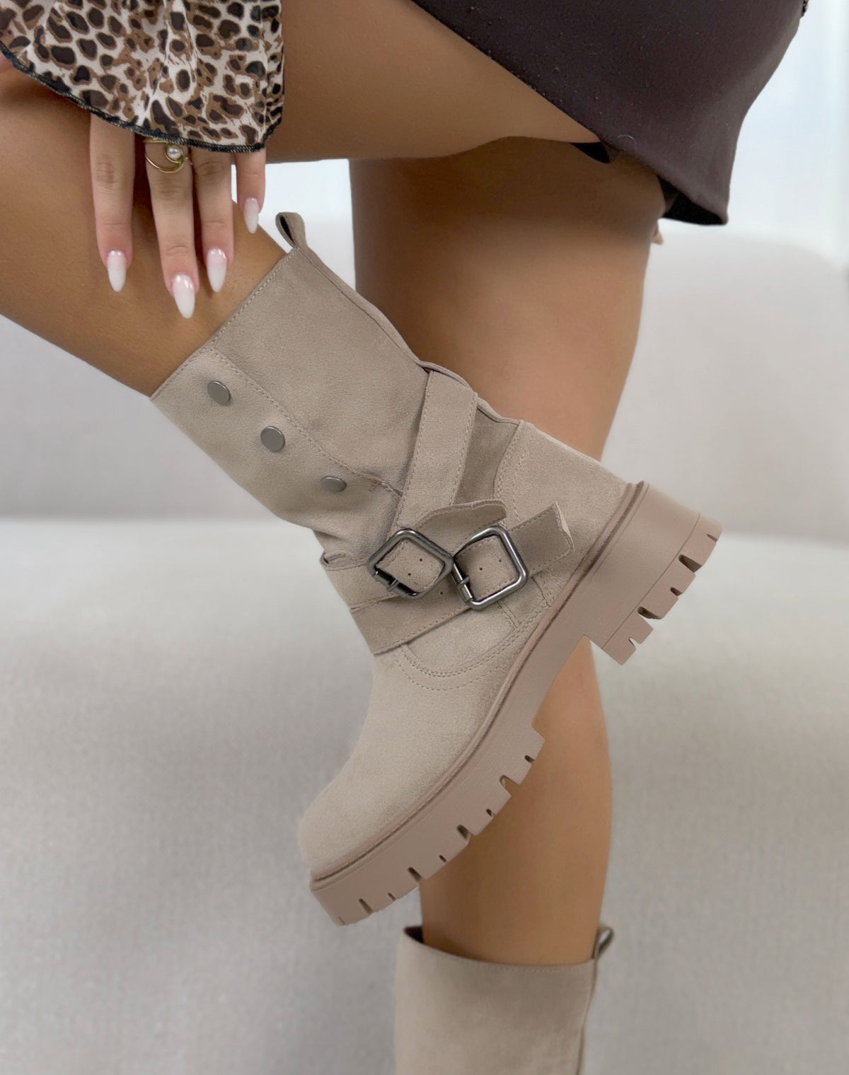Bottines femme beige tendance en suédine à boucles et semelle crantée