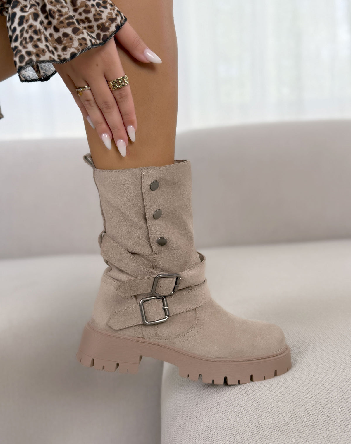 Bottines femme beige tendance en suédine à boucles et semelle crantée