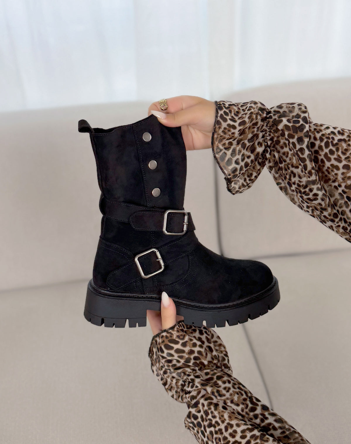 Bottines femme noires tendance style motard à boucles et semelle crantée