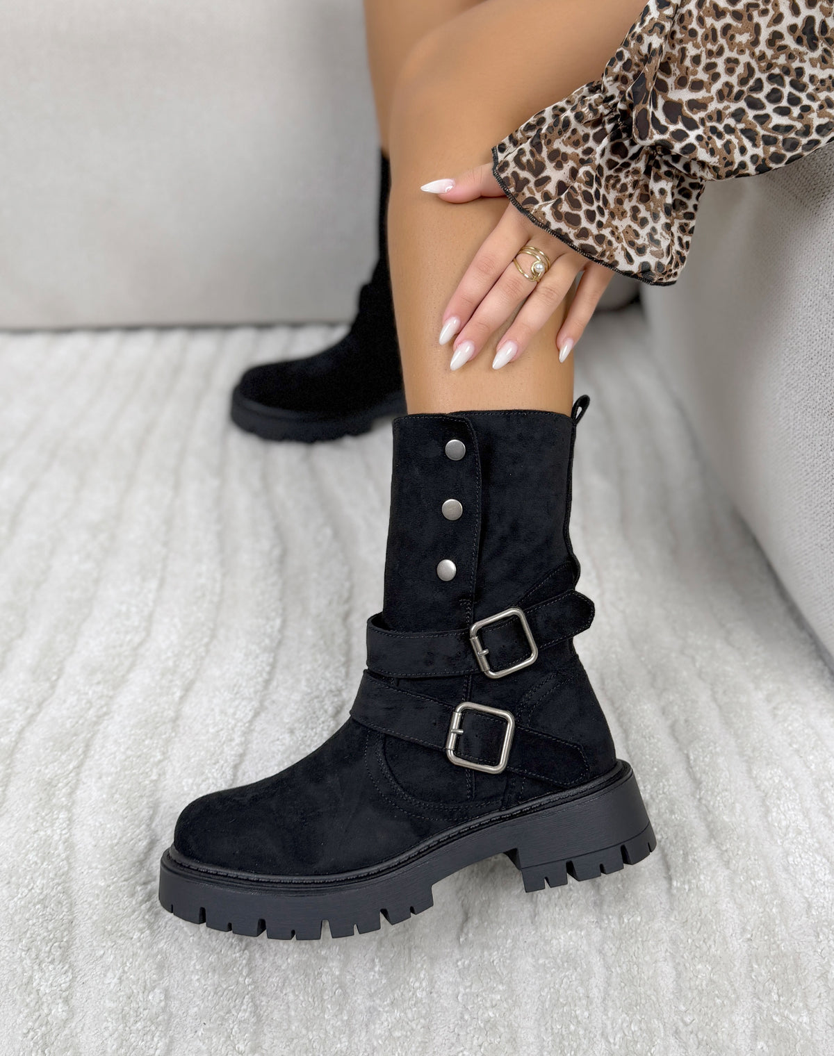 Bottines femme noires tendance style motard à boucles et semelle crantée