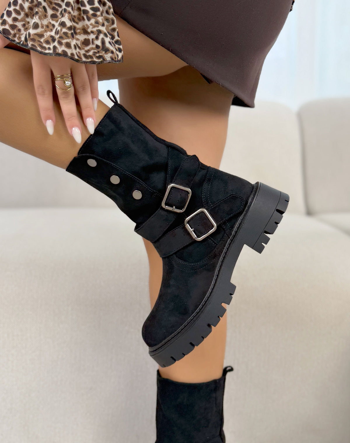 Bottines femme noires tendance style motard à boucles et semelle crantée