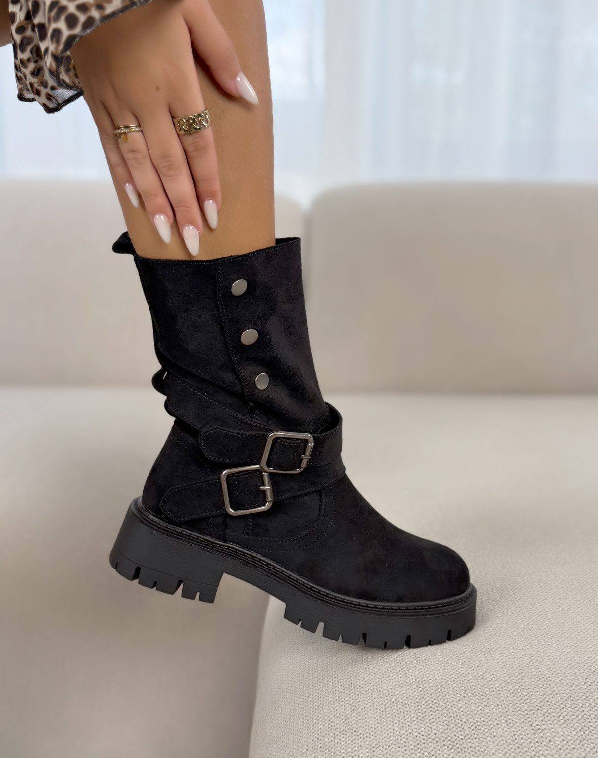 Bottines femme noires tendance style motard à boucles et semelle crantée