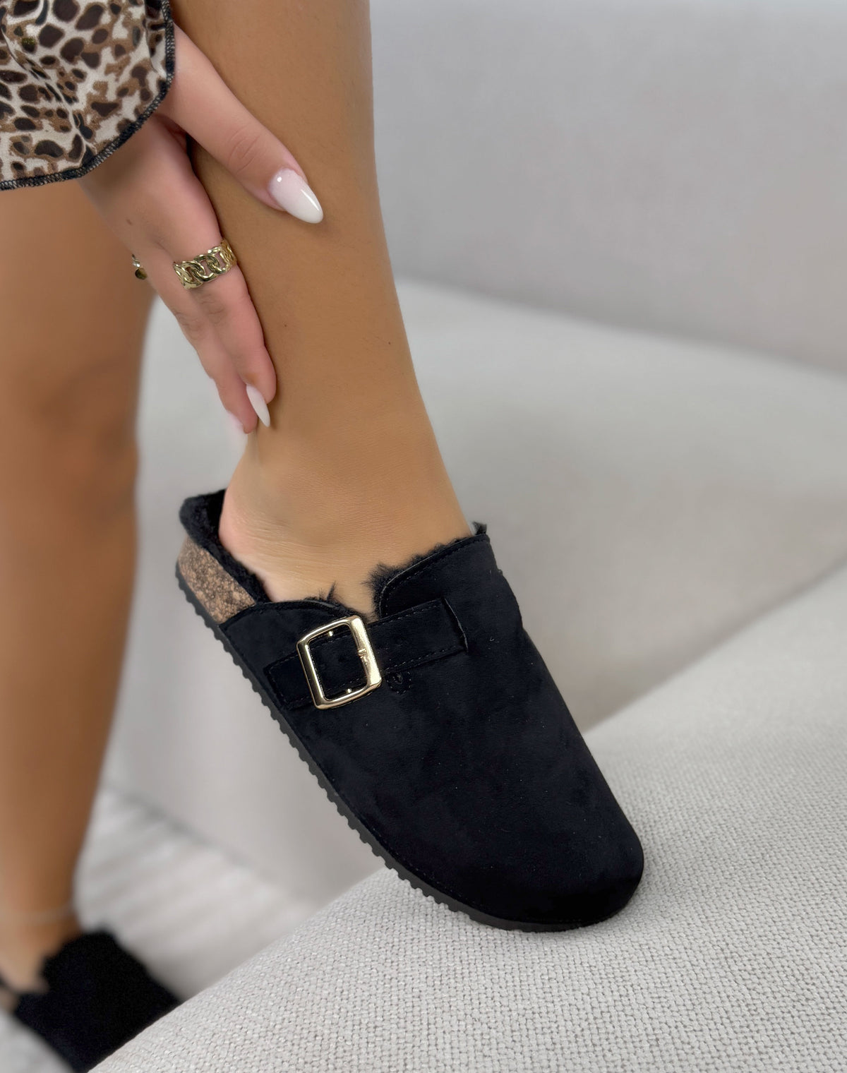 Mules femme noires tendance fourrées à boucle dorée