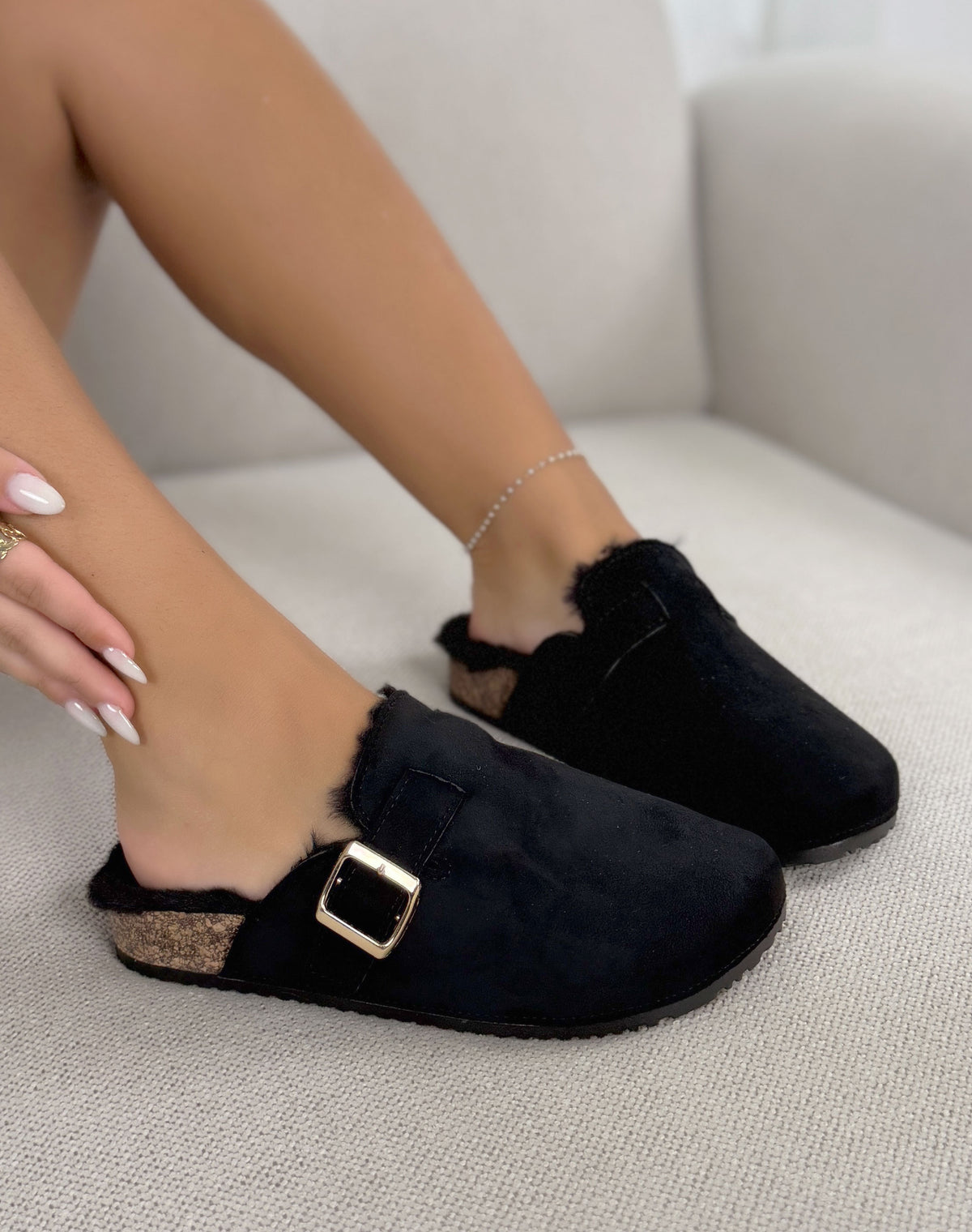 Mules femme noires tendance fourrées à boucle dorée