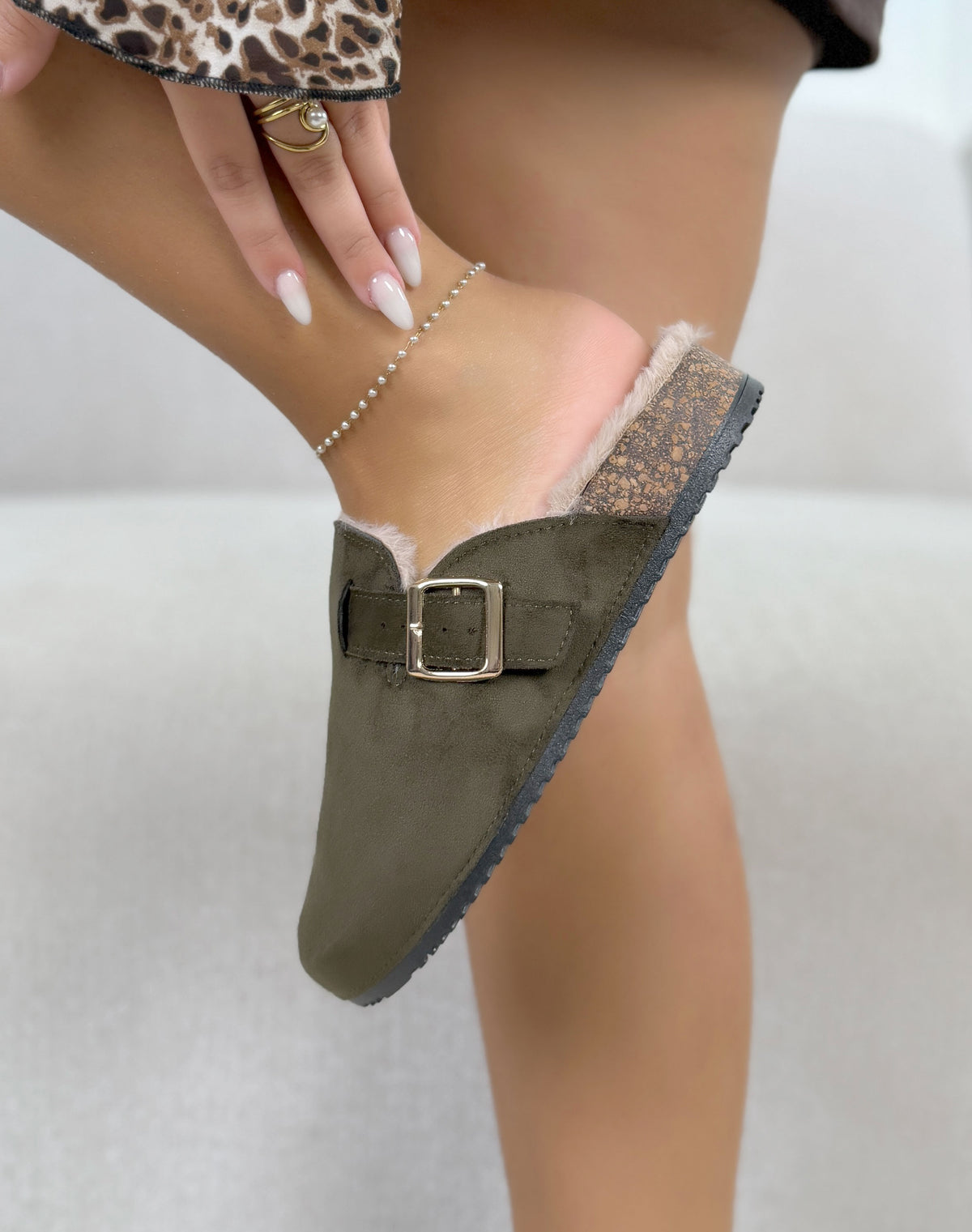 Mules femme kaki tendance fourrées à boucle dorée