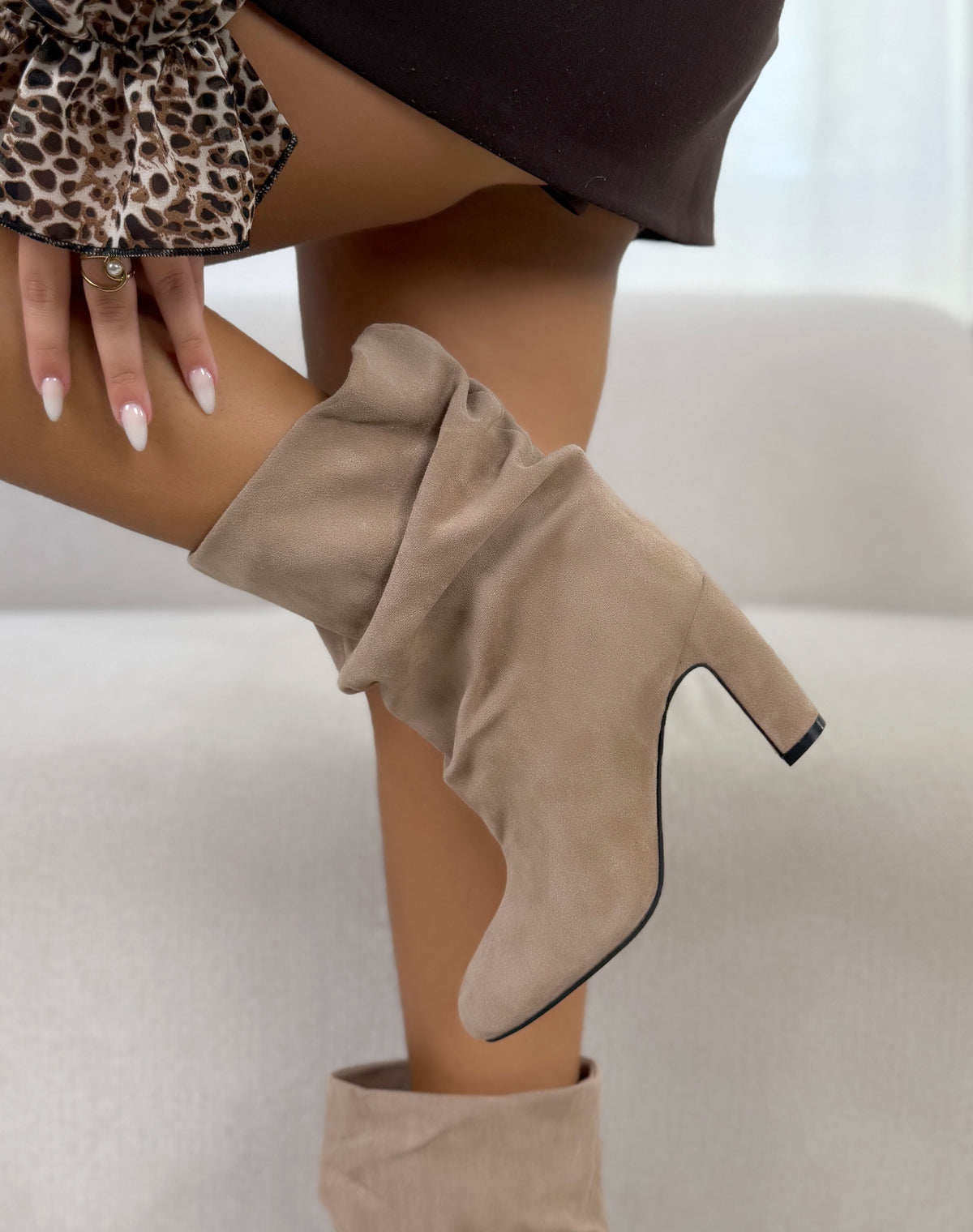Bottines femme beige élégantes en suédine à talon épais et effet plissé