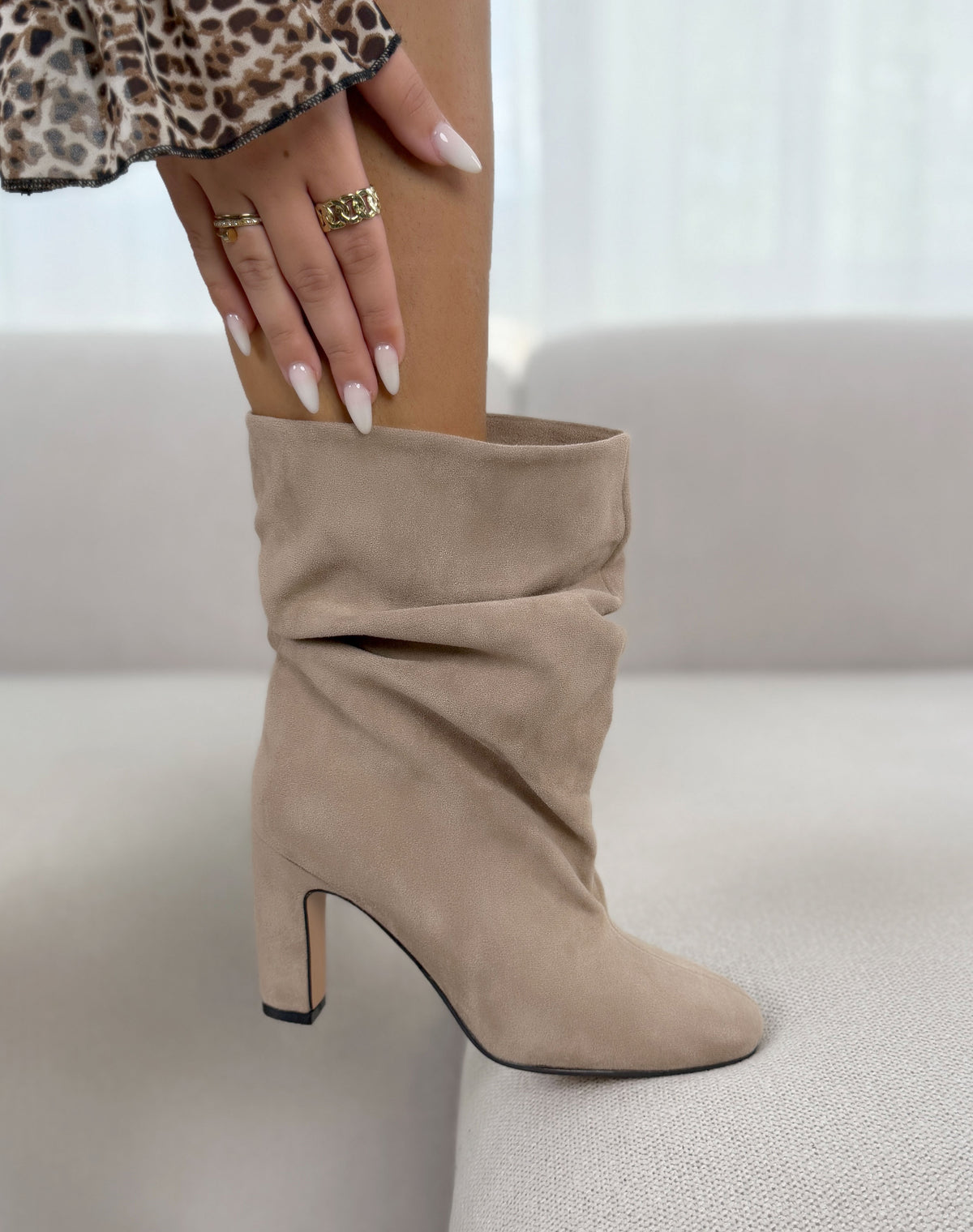 Bottines femme beige élégantes en suédine à talon épais et effet plissé