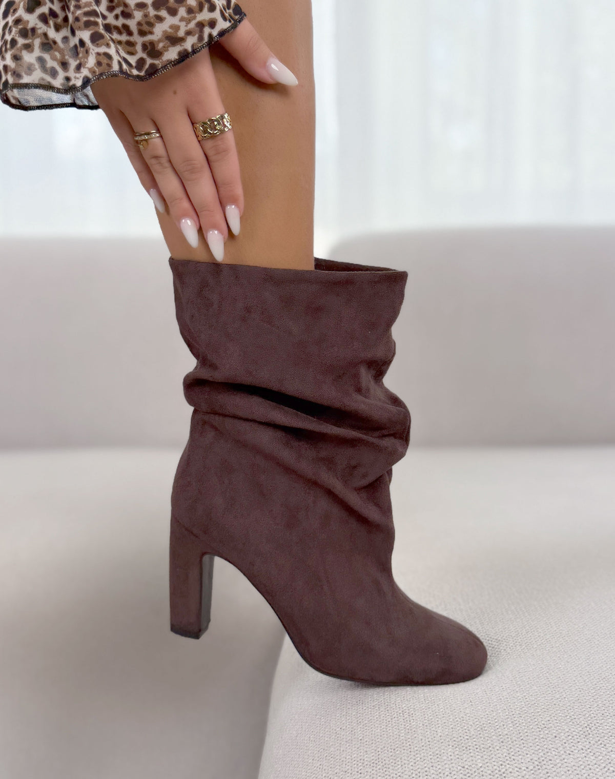 Bottines femme marron élégantes en suédine à talon épais et effet plissé