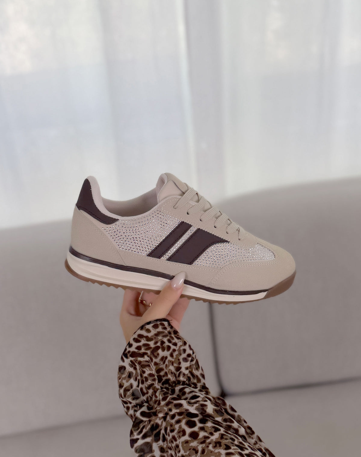 Basket femme beige tendance à strass et détails marron