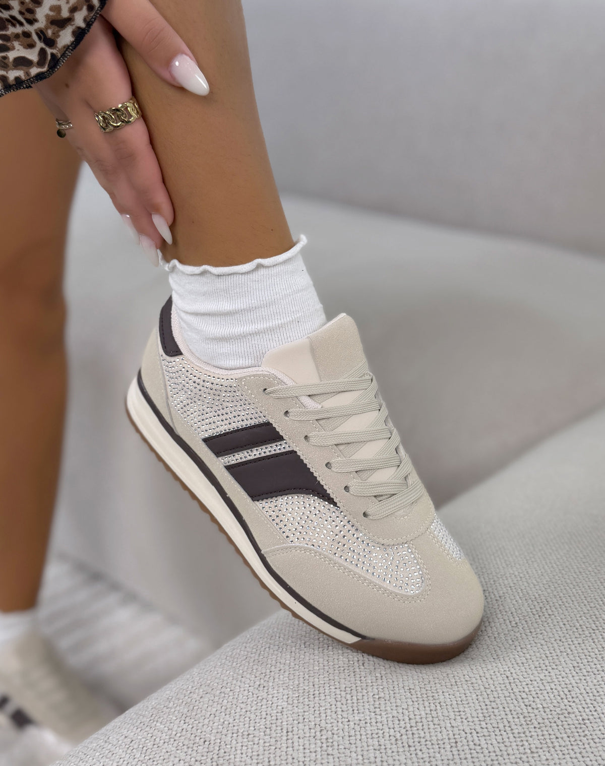 Basket femme beige tendance à strass et détails marron