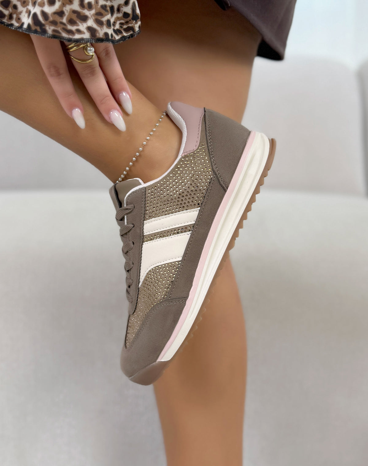 Basket femme taupe tendance à strass dorés et détails roses