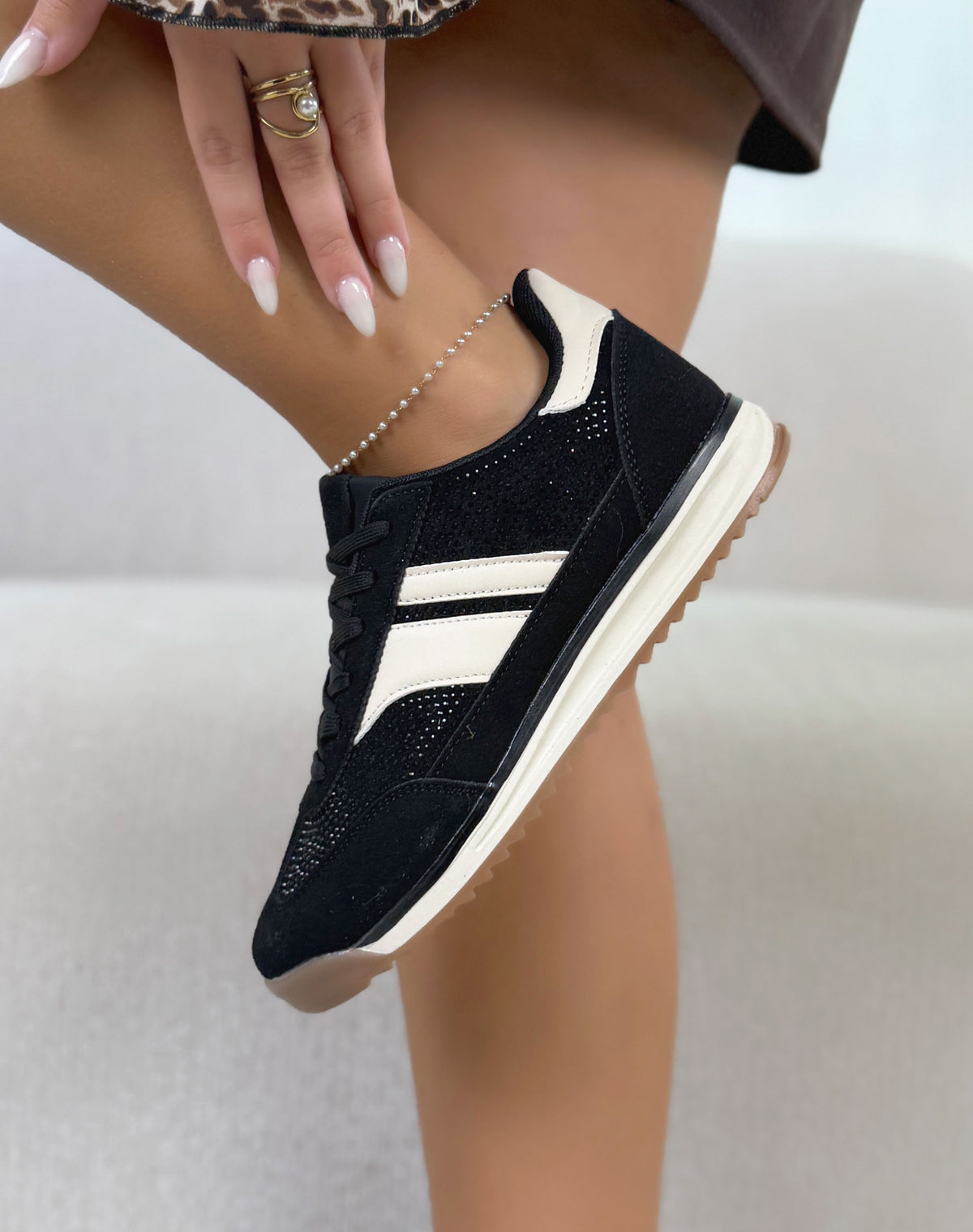 Basket femme noire tendance à strass et détails blancs