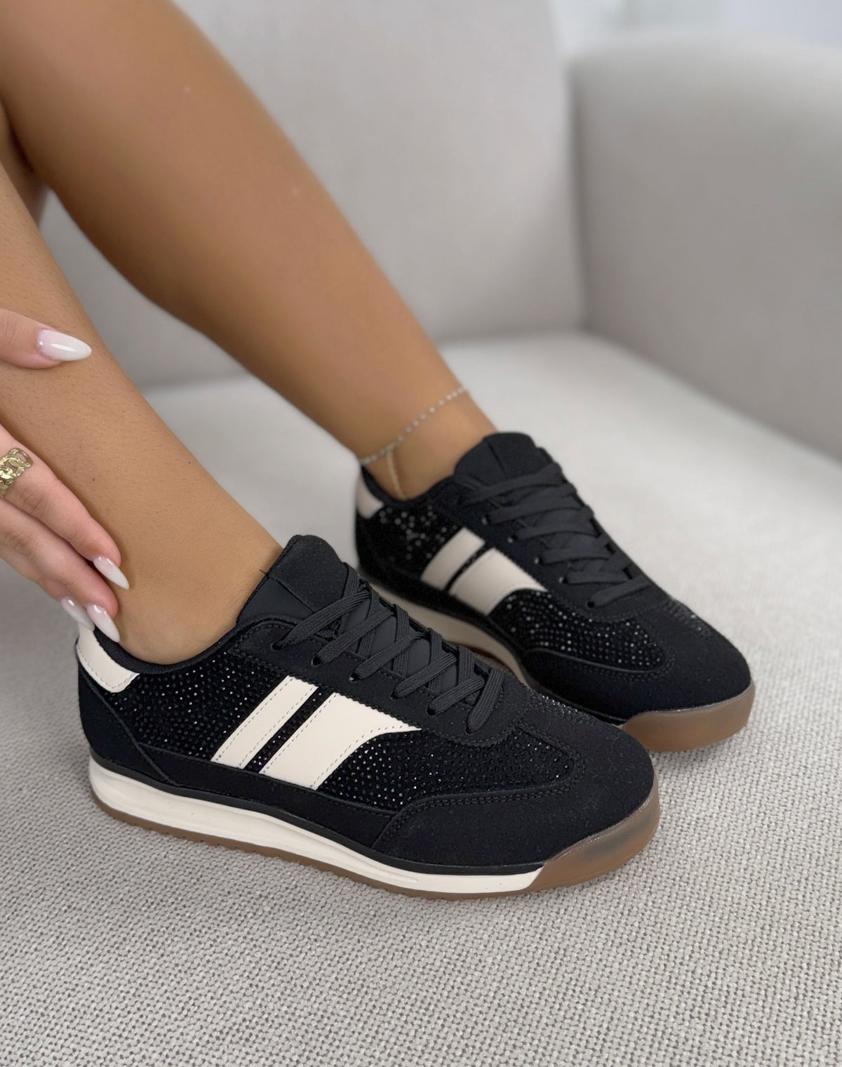 Basket femme noire tendance à strass et détails blancs