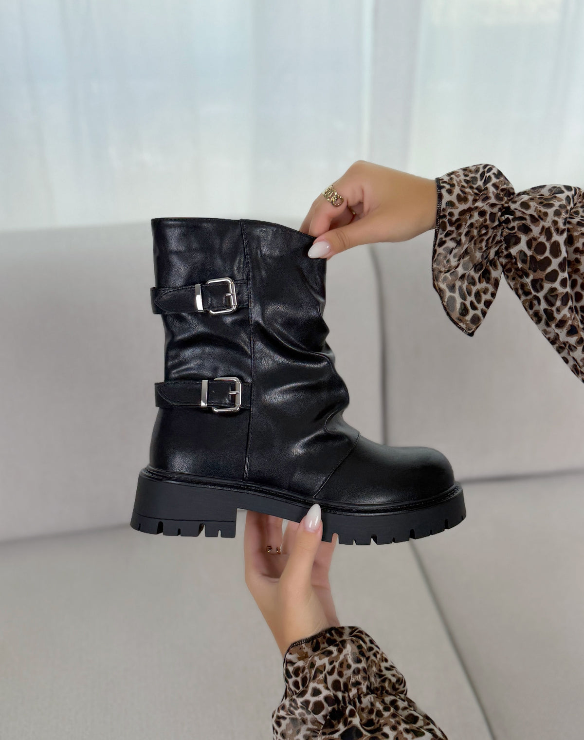 Bottines femme noires tendance à semelle crantée et doubles boucles