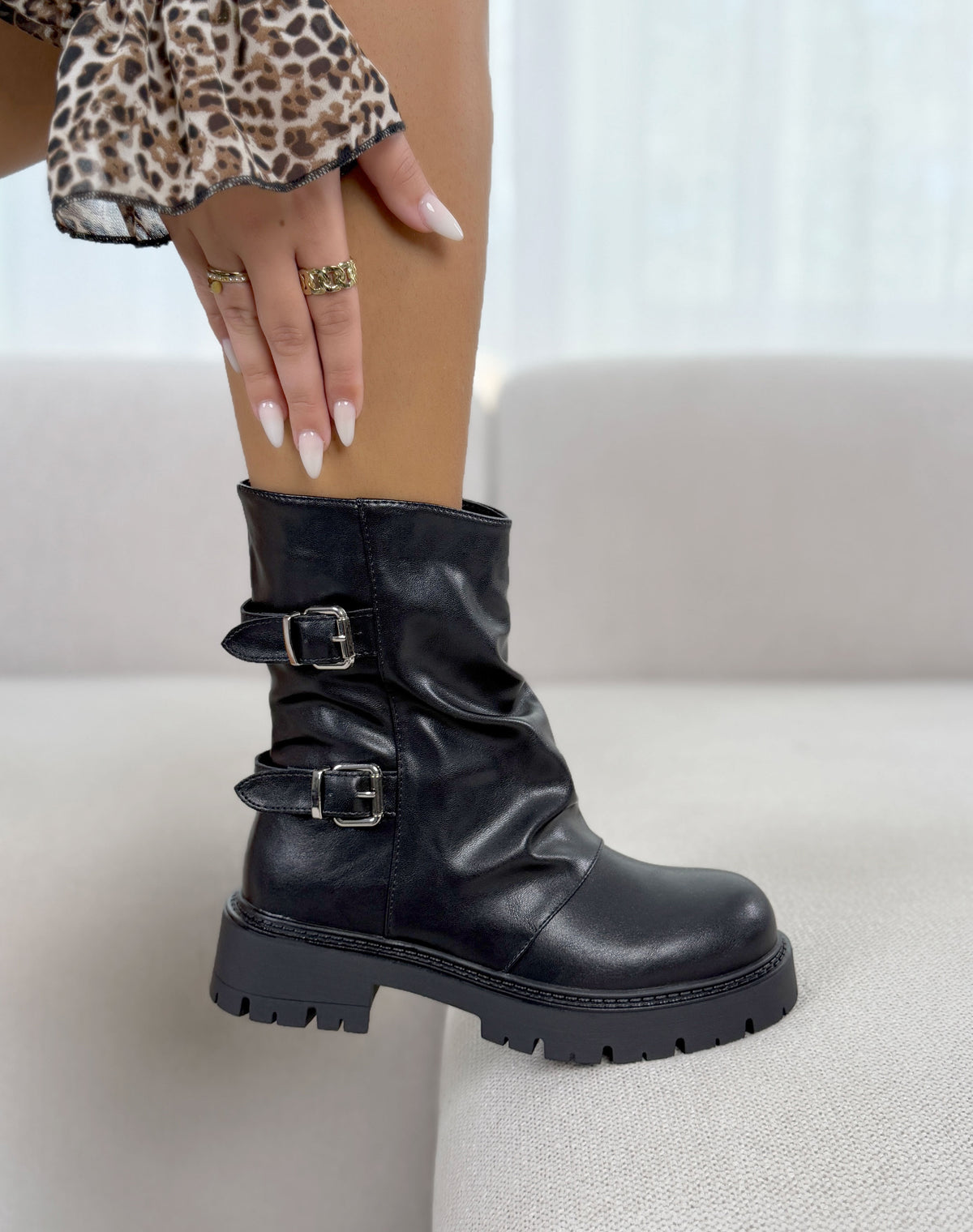 Bottines femme noires tendance à semelle crantée et doubles boucles