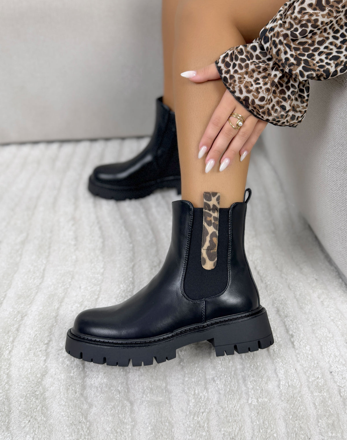 Bottines femme noires tendance à semelle crantée et détail léopard