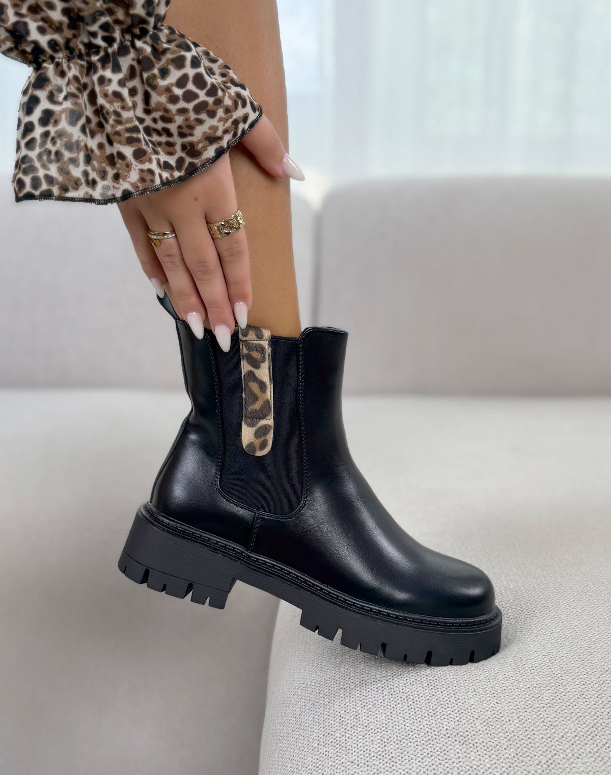 Bottines femme noires tendance à semelle crantée et détail léopard