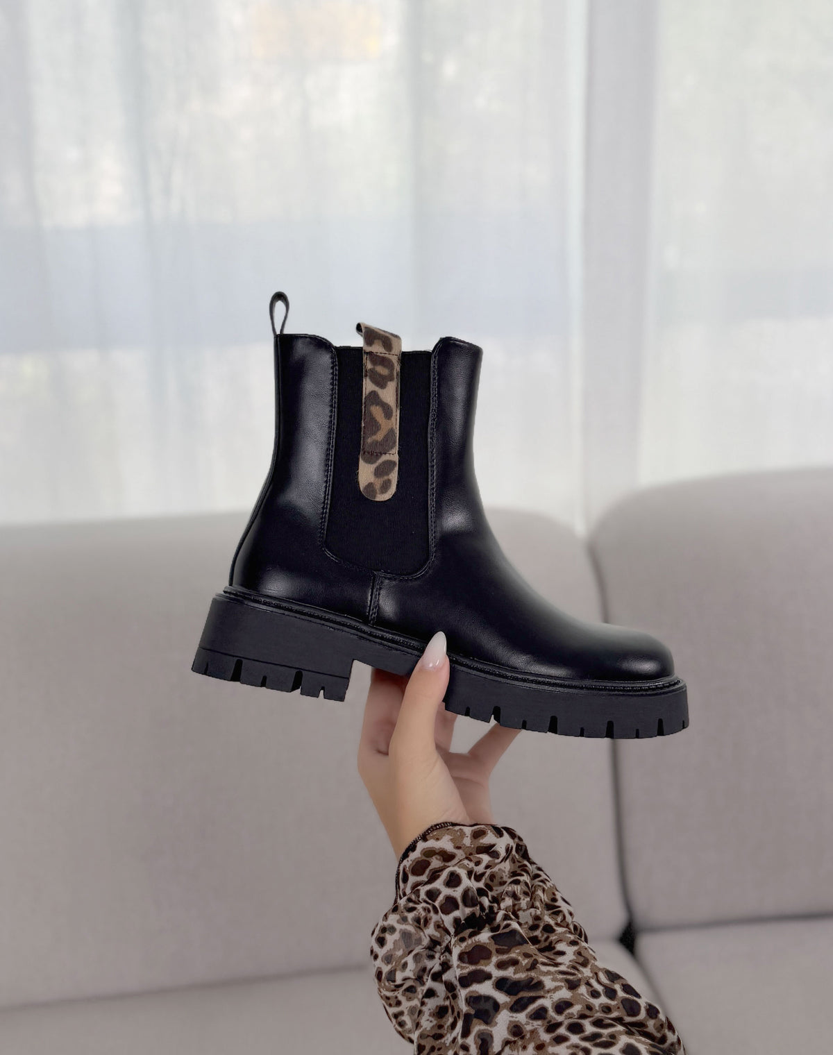 Bottines femme noires tendance à semelle crantée et détail léopard