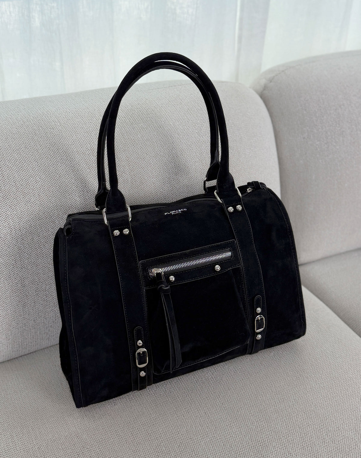 Grand sac noir en suédine avec détails clous et boucles argentées