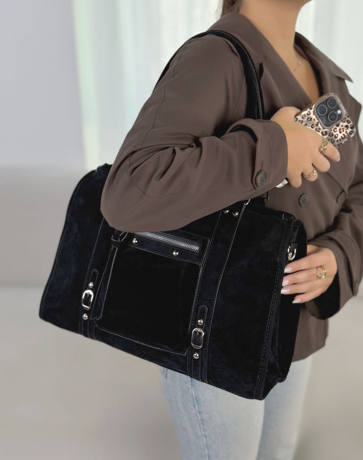 Grand sac noir en suédine avec détails clous et boucles argentées