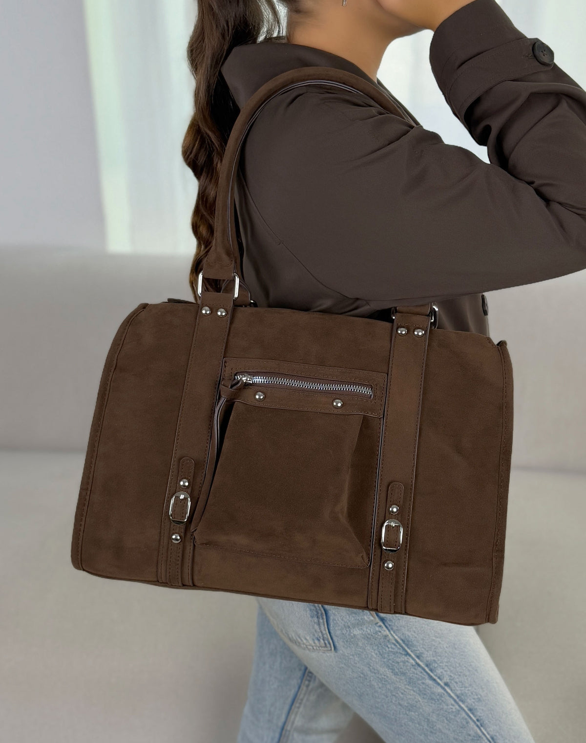 Grand sac femme marron tendance en suédine avec boucles et clous argentés