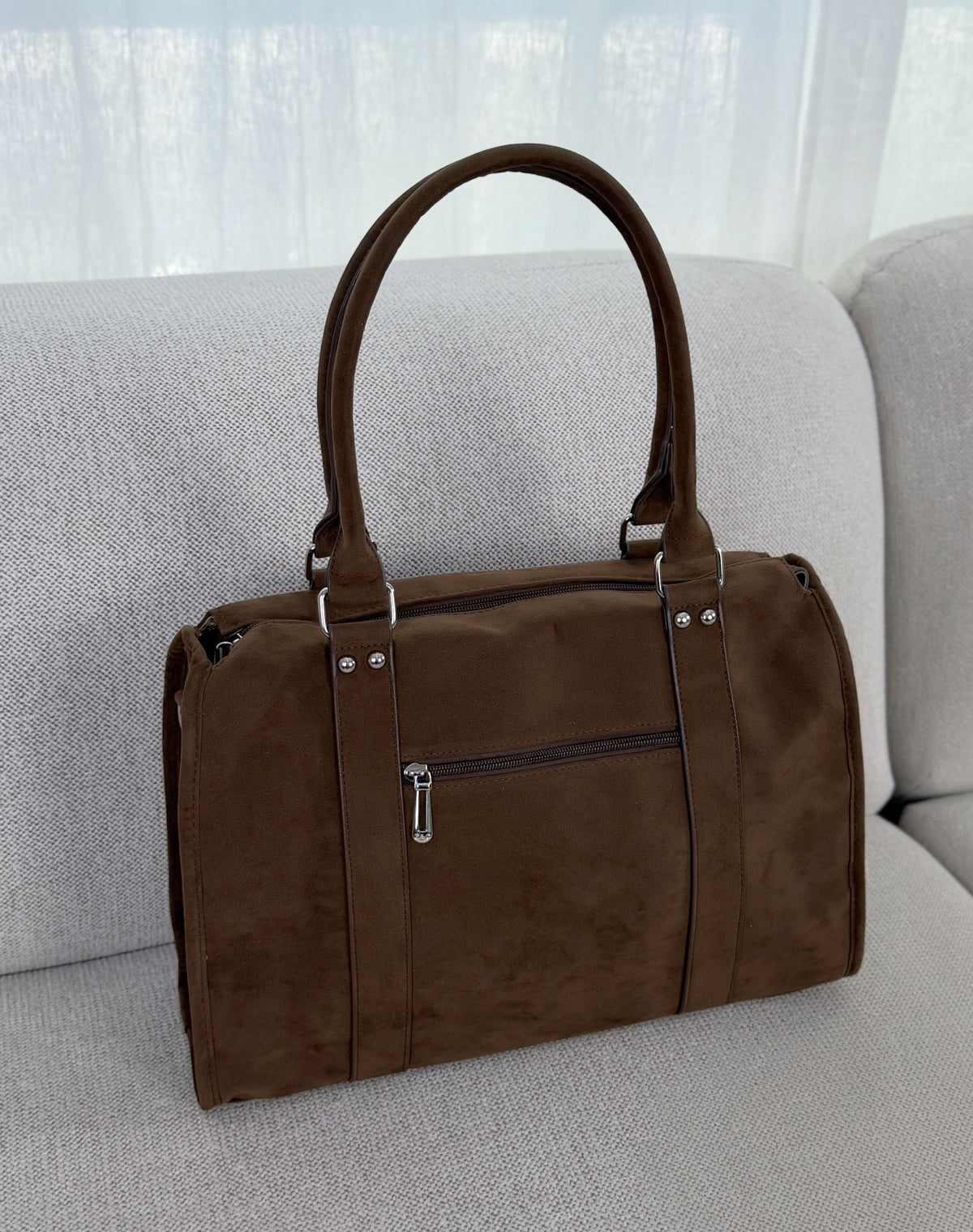 Grand sac femme marron tendance en suédine avec boucles et clous argentés