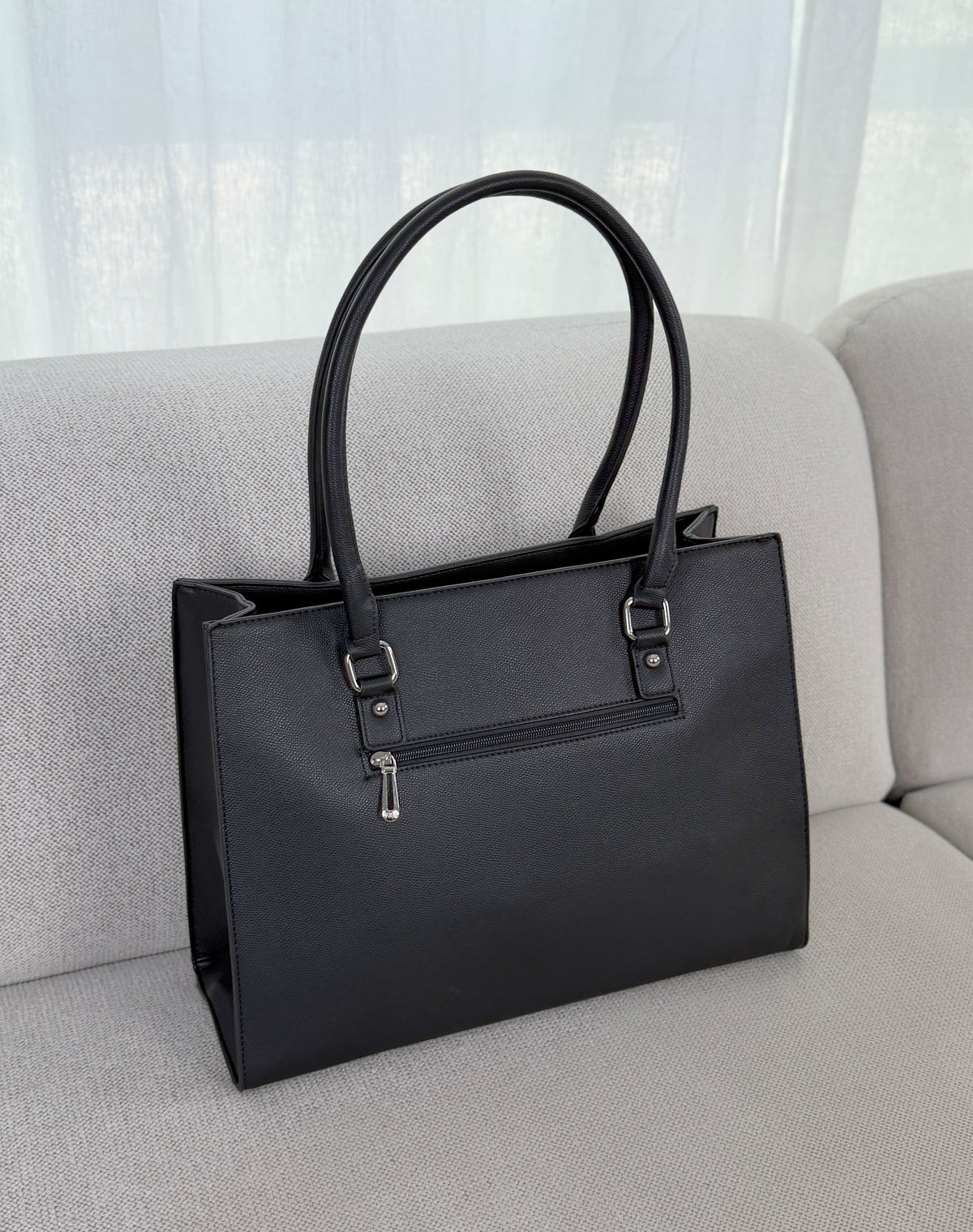 Grand sac femme noir élégant effet grainé avec boucles argentées