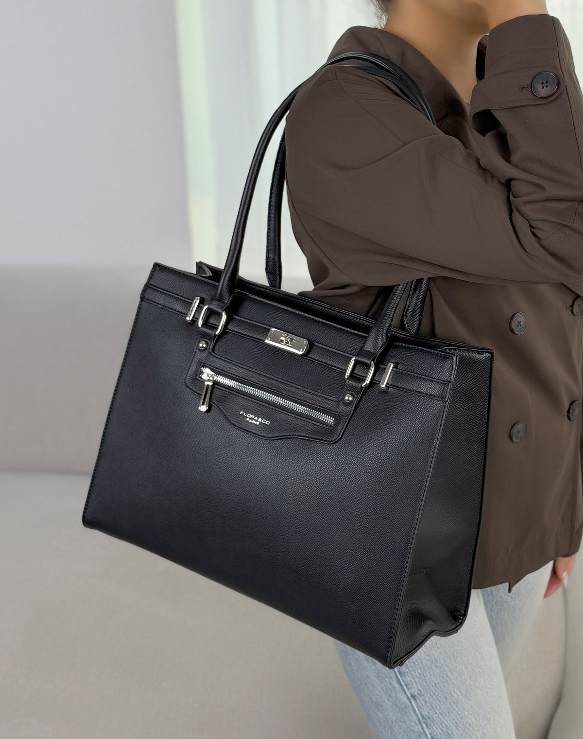 Grand sac femme noir élégant effet grainé avec boucles argentées