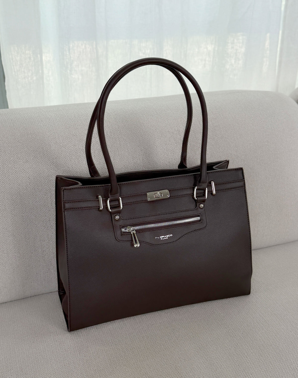 Grand sac femme marron élégant effet grainé avec boucles argentées