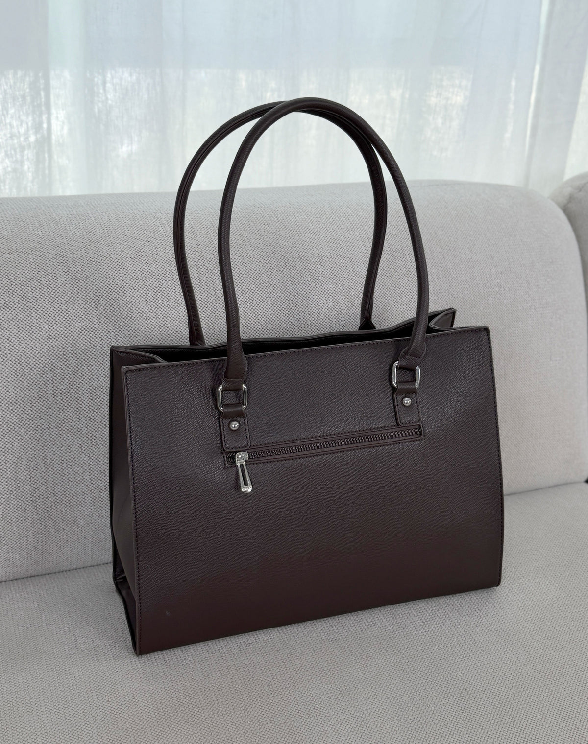 Grand sac femme marron élégant effet grainé avec boucles argentées