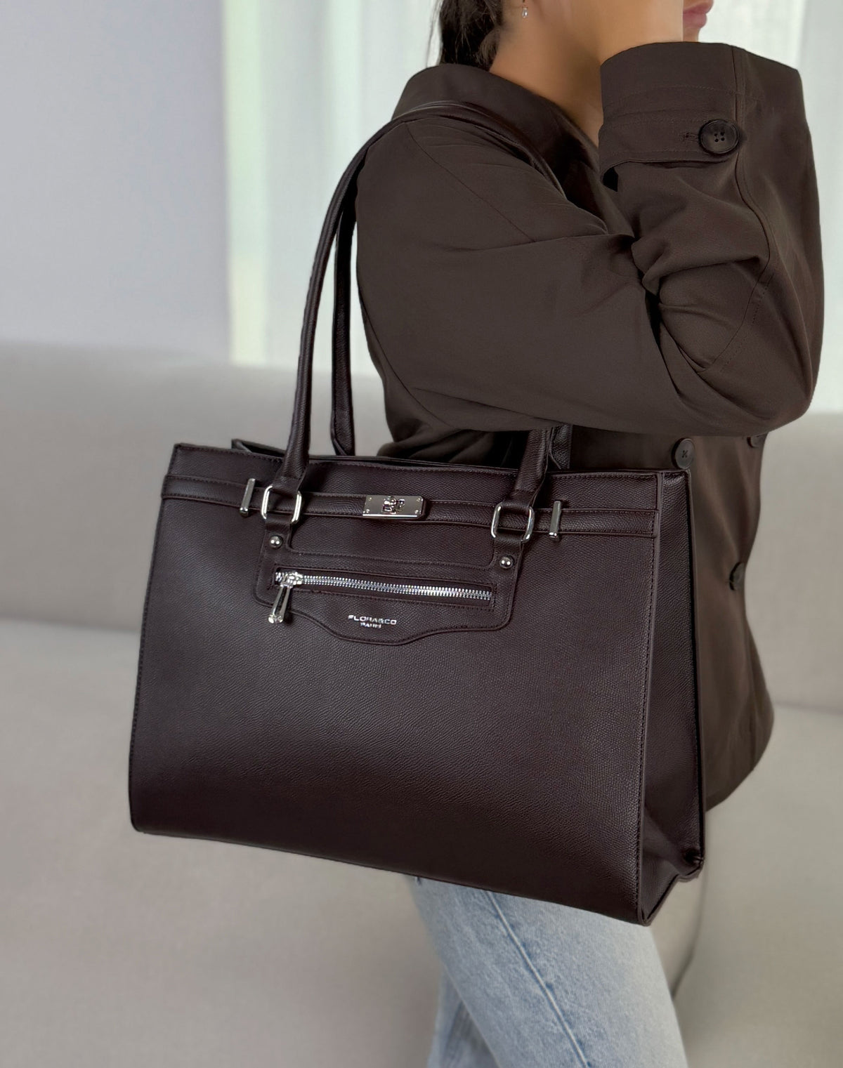 Grand sac femme marron élégant effet grainé avec boucles argentées
