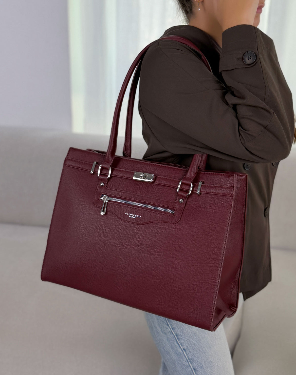 Grand sac femme bordeaux élégant effet grainé avec boucles argentées