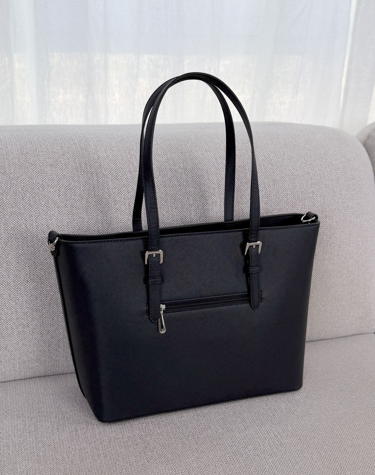 Grand sac femme noir élégant avec boucles argentées et intérieur fleuri