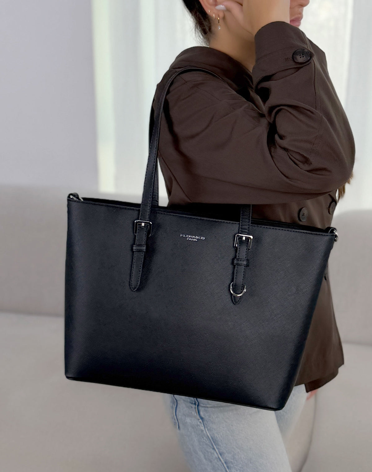 Grand sac femme noir élégant avec boucles argentées et intérieur fleuri