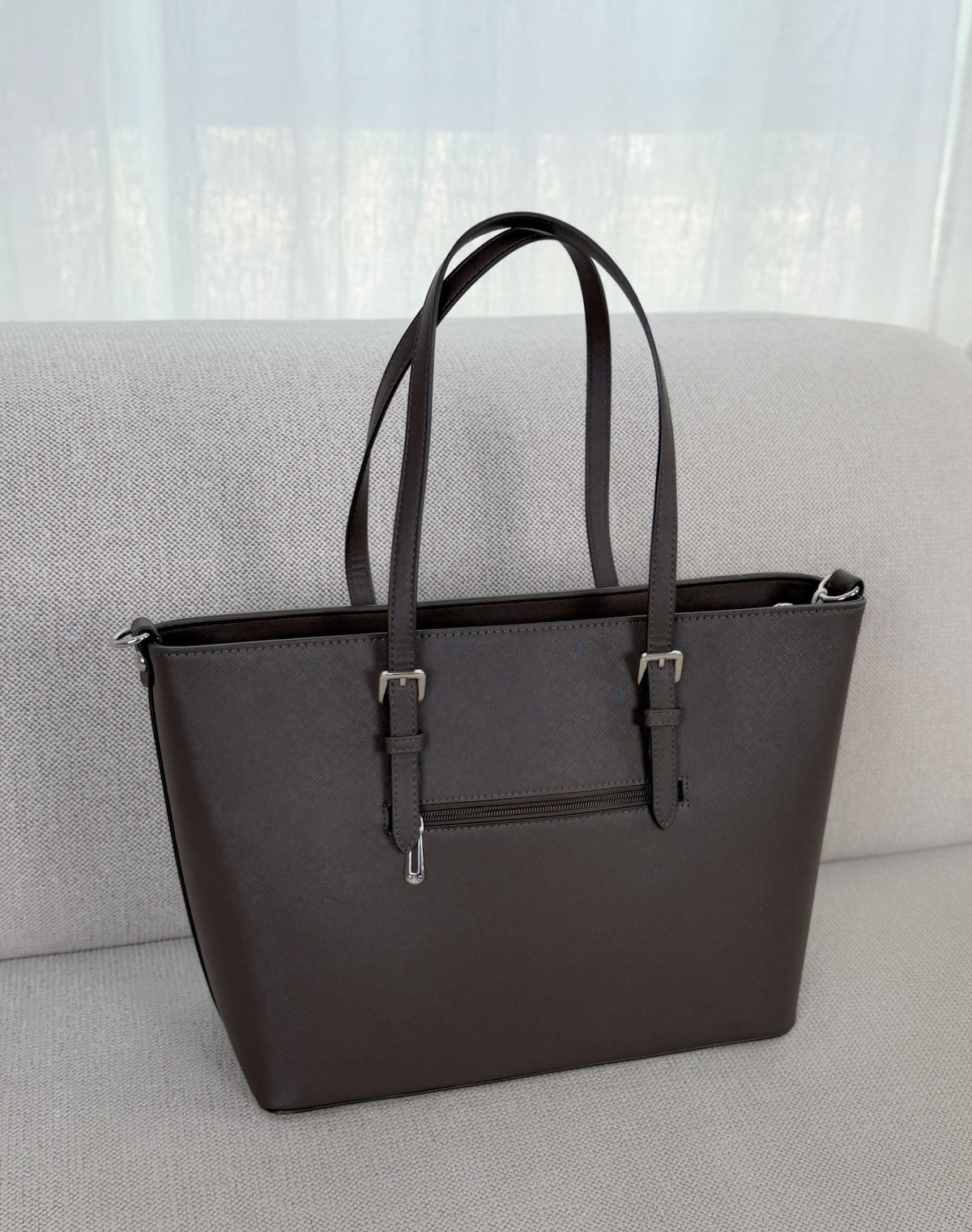 Grand sac femme marron élégant avec boucles argentées et intérieur fleuri