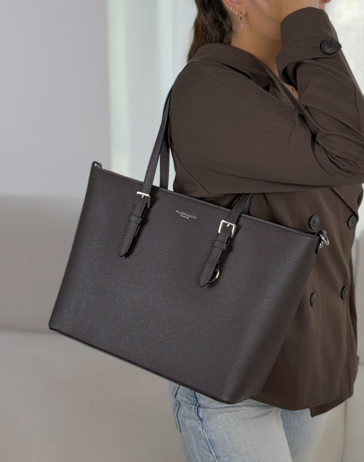 Grand sac femme marron élégant avec boucles argentées et intérieur fleuri