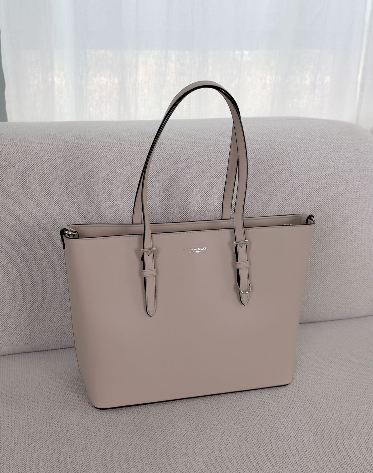 Grand sac femme beige élégant avec boucles argentées et grand compartiment