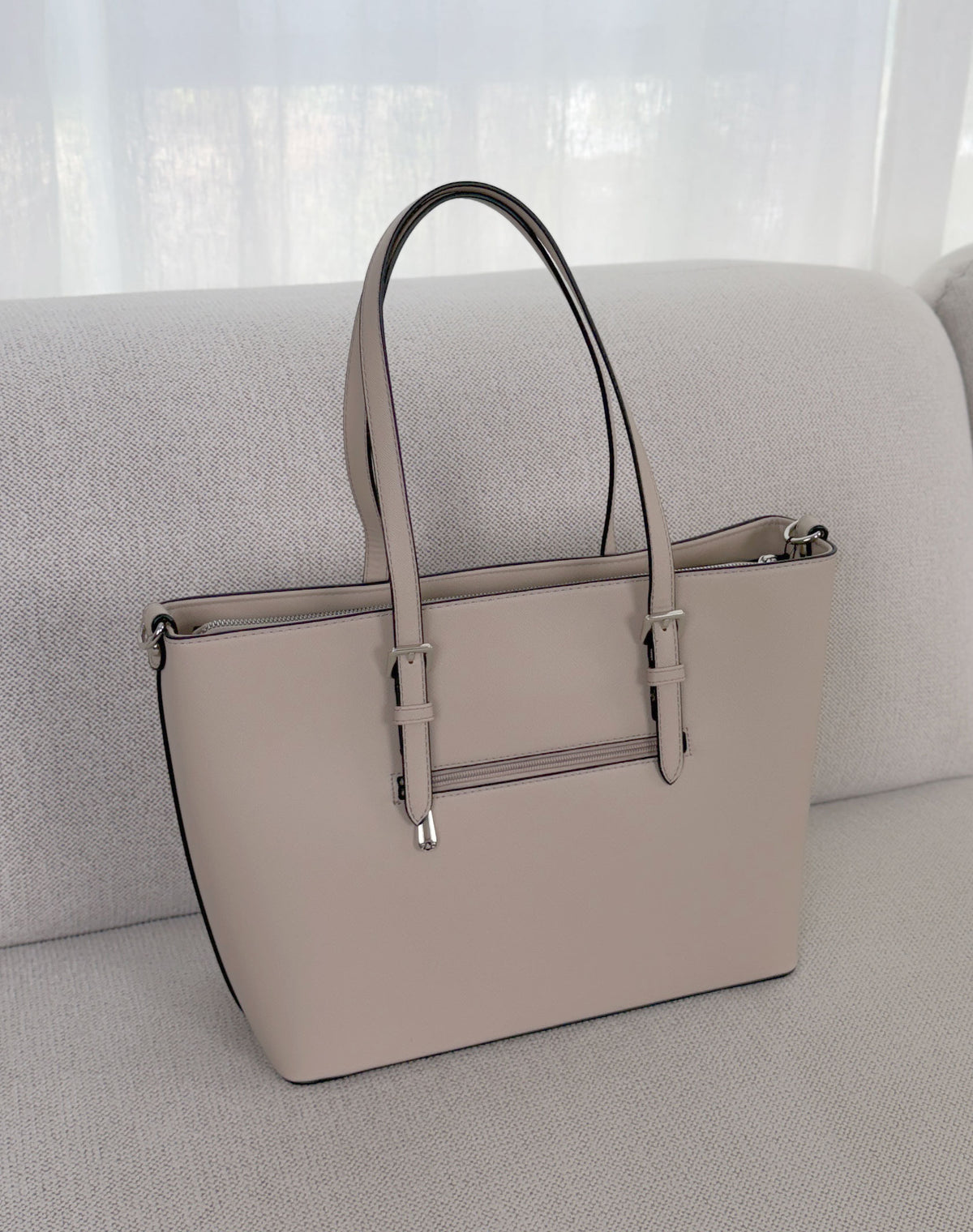 Grand sac femme beige élégant avec boucles argentées et grand compartiment