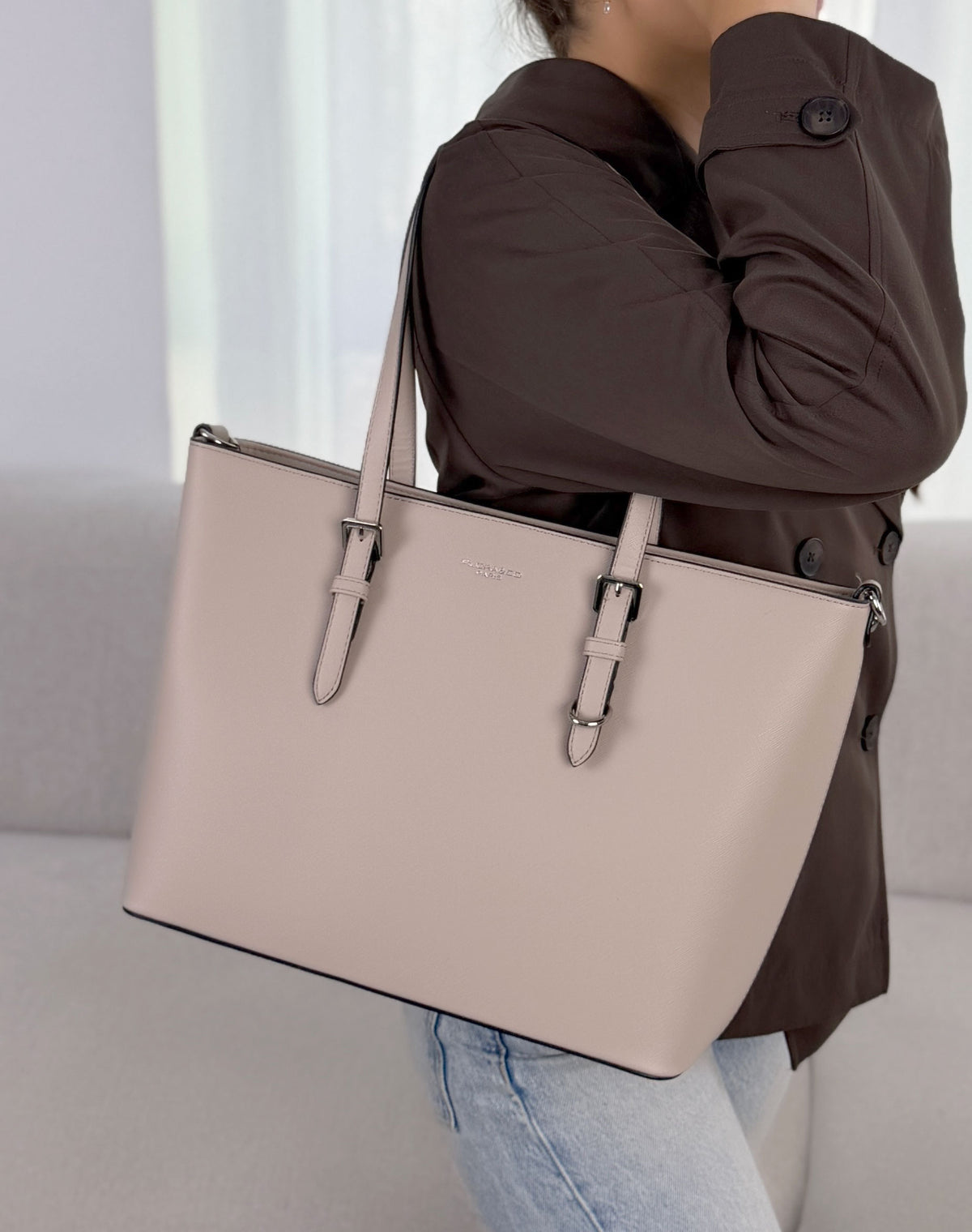 Grand sac femme beige élégant avec boucles argentées et grand compartiment