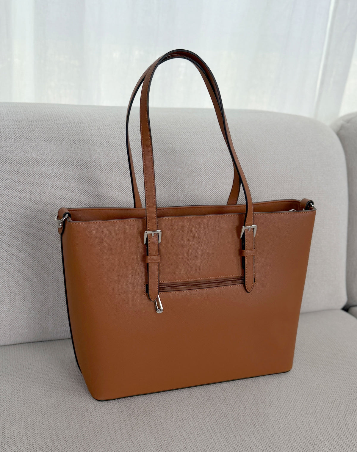 Grand sac femme camel élégant avec boucles argentées et grand compartiment