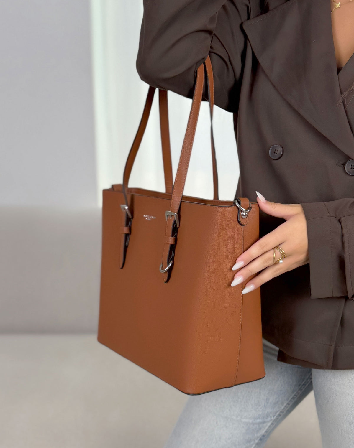 Grand sac femme camel élégant avec boucles argentées et grand compartiment
