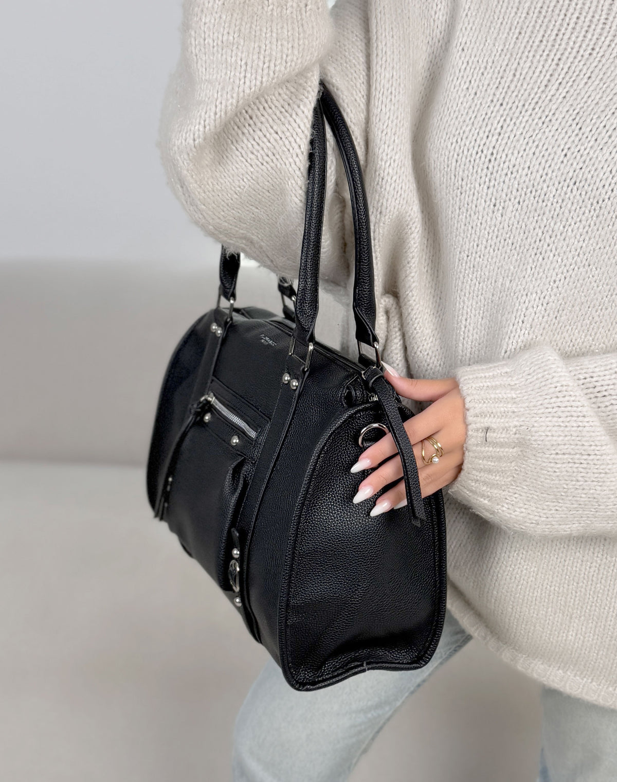 Grand sac femme noir grainé tendance avec bandoulière et poches zippées