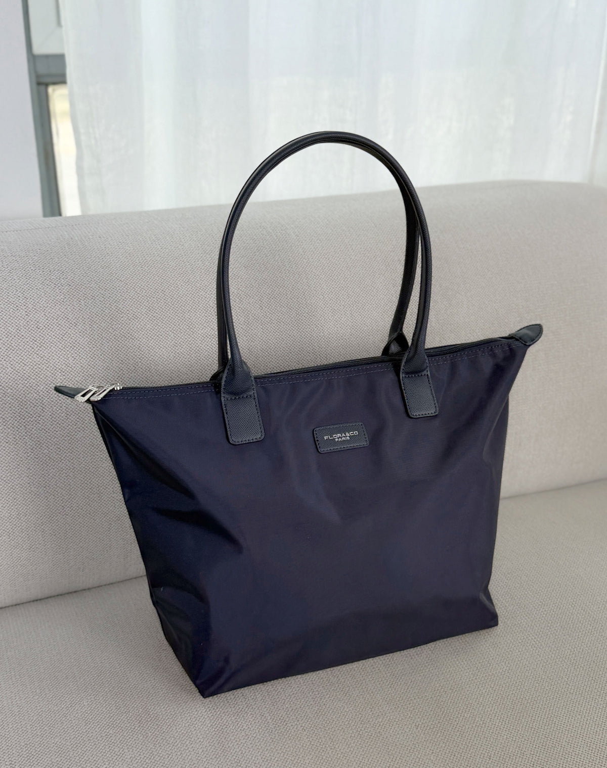 Grand sac cabas femme bleu marine tendance effet nylon avec fermeture zippée
