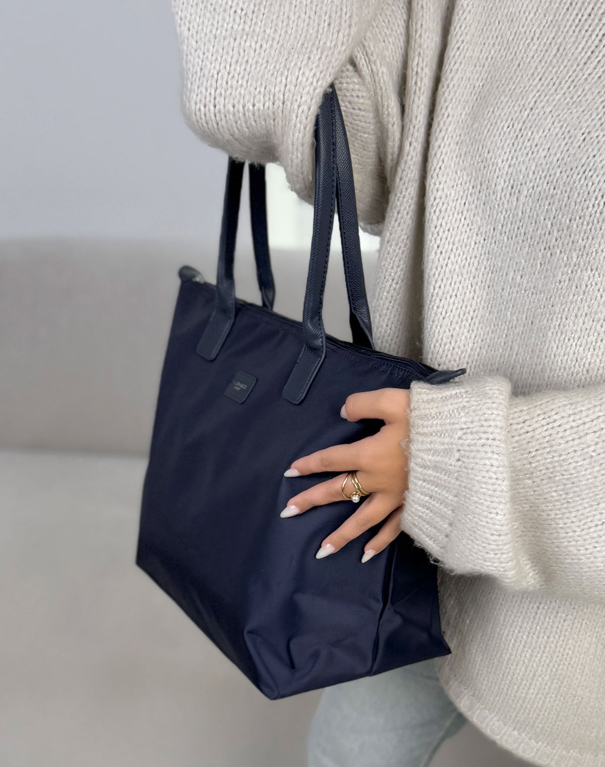 Grand sac cabas femme bleu marine tendance effet nylon avec fermeture zippée