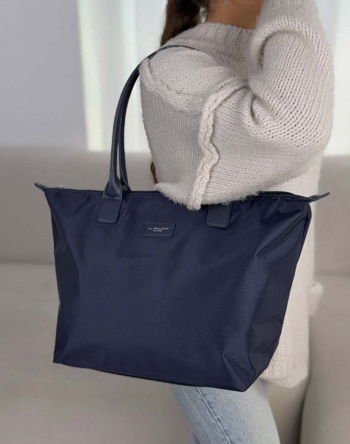 Grand sac cabas femme bleu marine tendance effet nylon avec fermeture zippée