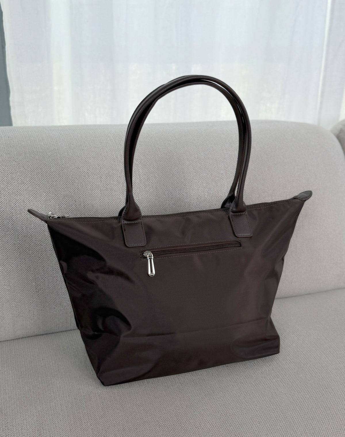 Grand sac cabas femme marron tendance effet nylon avec fermeture zippée